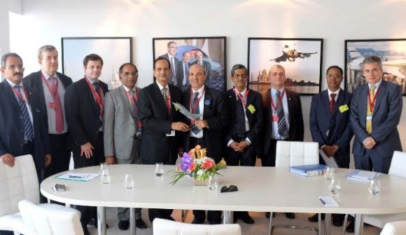 Executivos da francesa Dassault e da indiana HAL em Le Bourget 2013 - foto Dassault