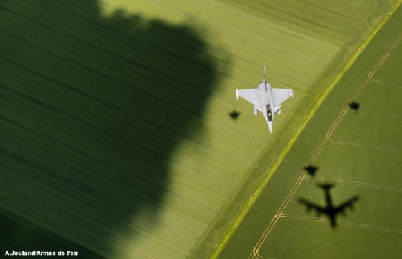 Prévia de 14 de julho em Chateaudun  Rafale e sombras aeronaves - foto Força Aérea Francesa
