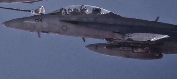 Super Hornet do Jolly Rogers em reabastecimento em voo com avião tanque da USAF - detalhe foto USN
