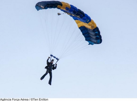 Atleta paraquedista preparando-se para pouso - foto FAB