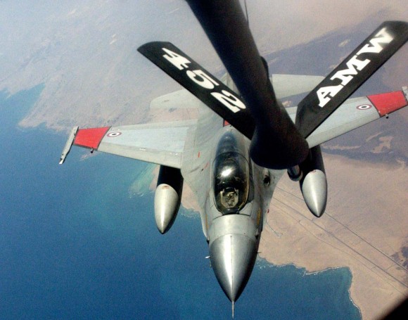F-16 egípcio em treinamento de REVO nos EUA - foto USAF