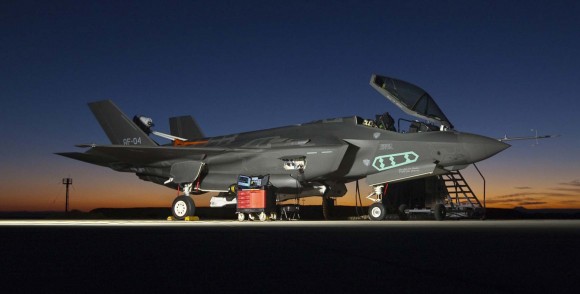 F-35 sendo preparado para testes de voo - foto USAF