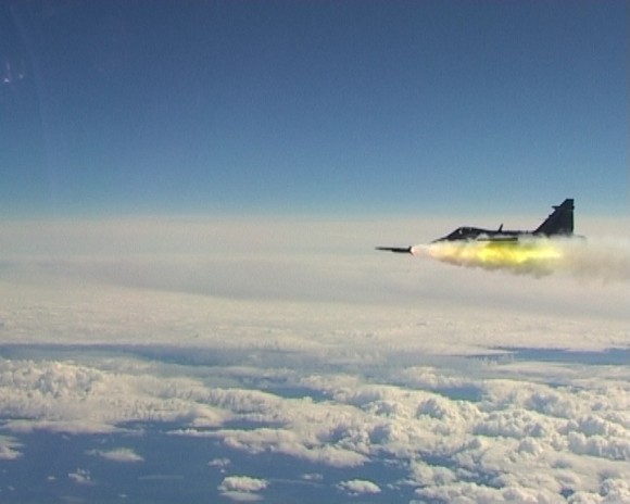 Gripen dispara míssil Meteor - foto FMV