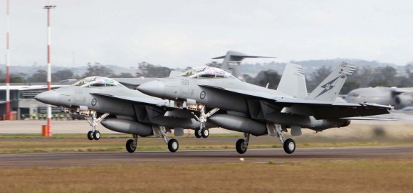 Super Hornets da RAAF decolam de Amberley no Talisman Saber 2013 no Mar de Coral - foto MD Australia