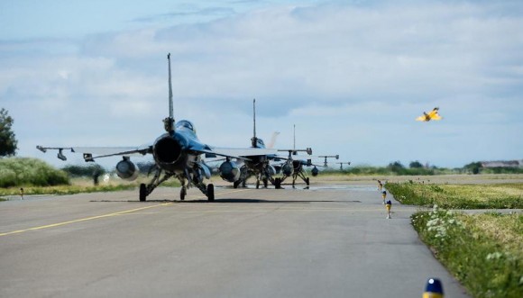 Tiger Meet 2013 - F-16 taxiando e Rafale decolando - foto via Força Aérea Francesa
