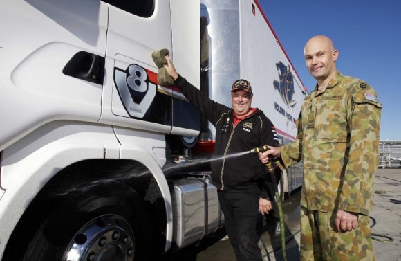caminhão do Holden Racing Team V8 Supercars sendo lavado em Amberley - foto MD Australia