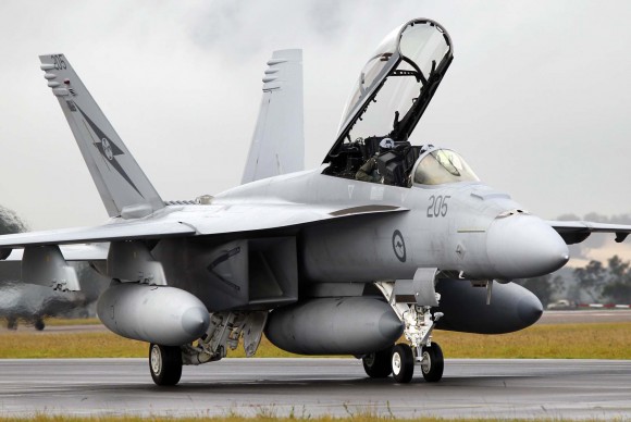 caça F-18 Super Hornet pousa em Williamtown após curso de instrutores de caça - foto MD Australia
