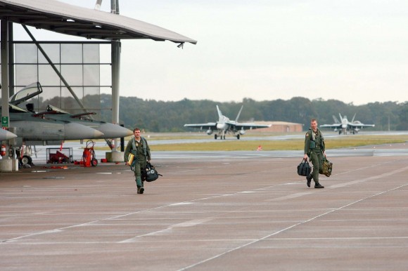 caças F-18 Hornet e seus pilotos de volta a Williamtown após curso de instrutores de caça - foto MD Australia