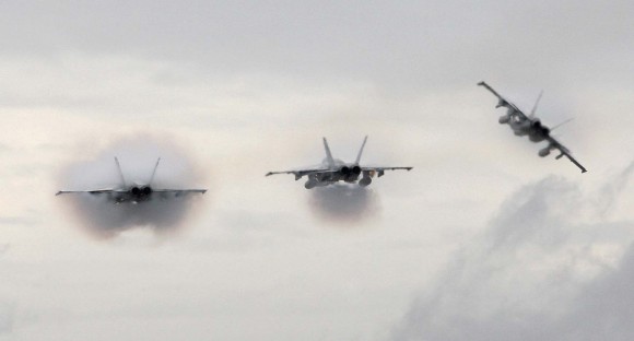 caças F-18 Hornet e Super Hornet atacam base de Williamtown após curso de instrutores de caça - foto MD Australia
