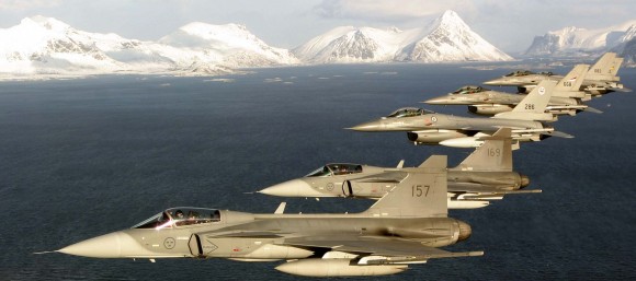 caças Gripen suecos e F-16 noruegueses em formação - foto Saab
