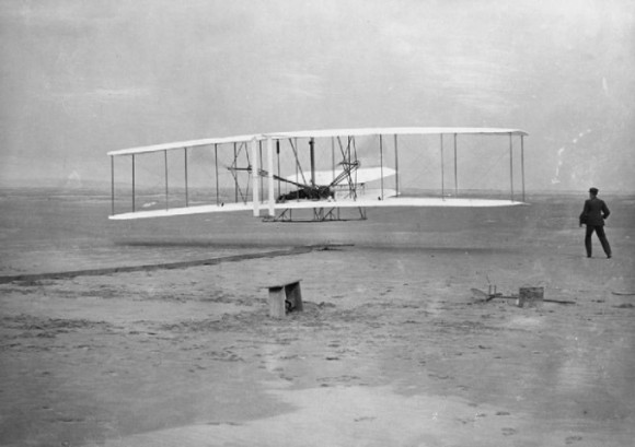 A legenda da foto descreve: “ O Smithsonian acaba de divulgar um contrato que sugere que o museu nunca pode admitir que outra aeronave motorizada voou antes do avião dos irmão Wright...!