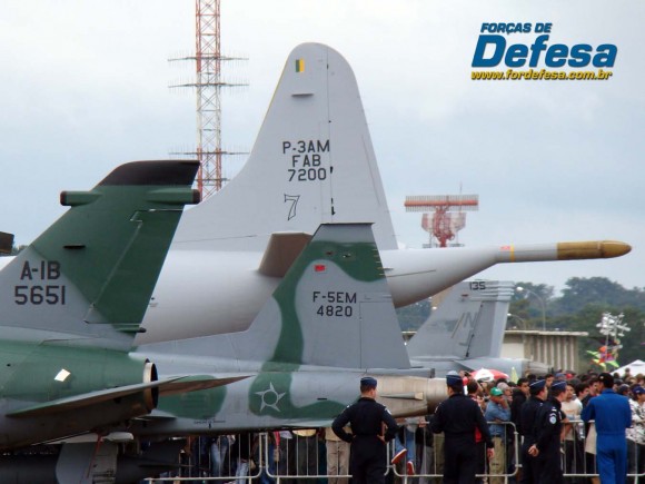 caudas de F-5M e A-1 junto a cauda de P-3AM da FAB na AFA em 2012 - foto Nunão - Forças de Defesa