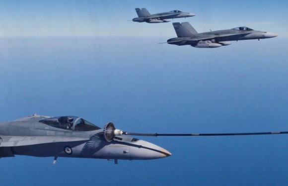 Hornet faz REVO no exercício australiano ECADEX 13 - foto MD Australia