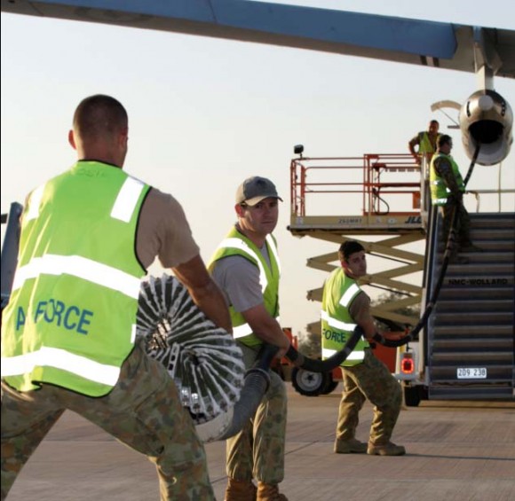 Preparando cesta de KC-30A para o exercício australiano ECADEX 13 - foto MD Australia