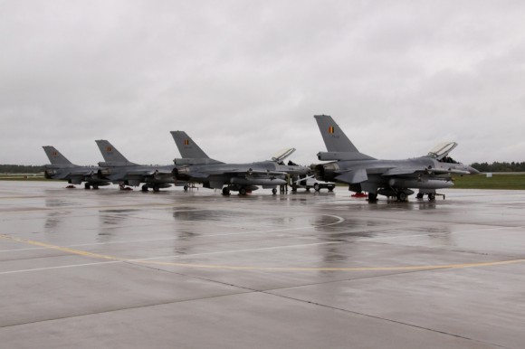 caças  F-16 belgas em Siuliai - foto 2 MD Lituânia
