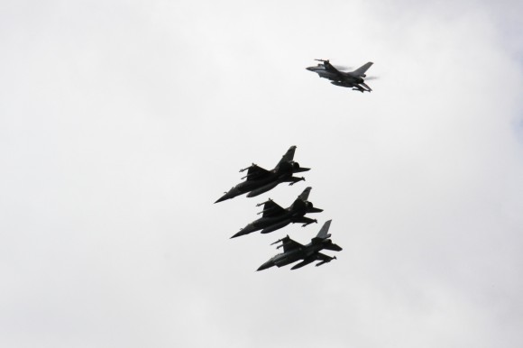 caças Mirage F1 franceses e F-16 belgas - foto MD Lituânia