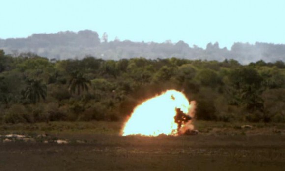 Impacto de bomba laser lançada de A-1 -  foto FAB