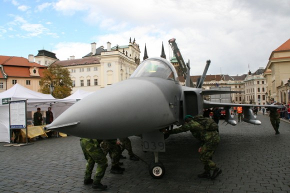 Maquete de Gripen em praça de Praga - foto Min Def Rep Tcheca