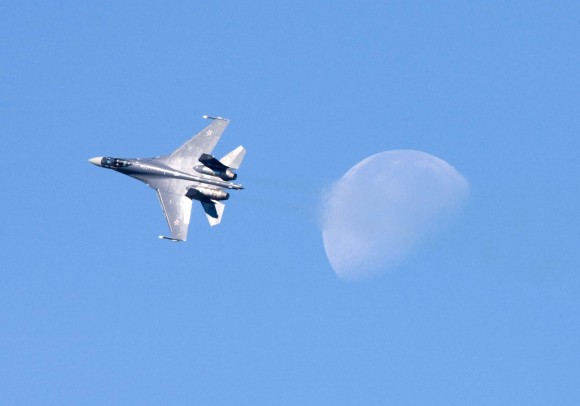 Su-35 e lua - foto Sukhoi