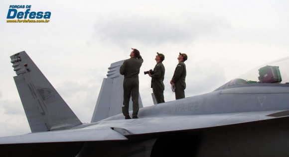 Super Hornet na AFA em 2012 com pilotos olhando ao longe - foto Nunão - Forças de Defesa Super Hornet na AFA com pilotos olhando ao longe - foto Nunão - Forças de Defesa