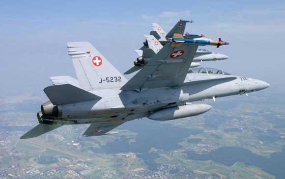 formação de Hornets suíços com F-18 D em primeiro plano - foto Força Aérea Suíça