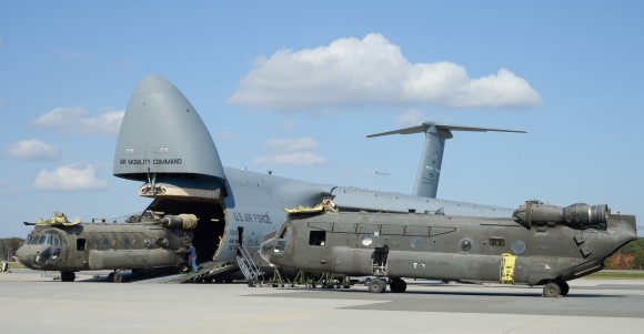 CH-47D Chinook é carregado em C-5M Super Galaxy - foto USAF