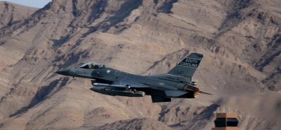 F-16 de unidade da Carolina do Sul decola de Nellis - foto USAF