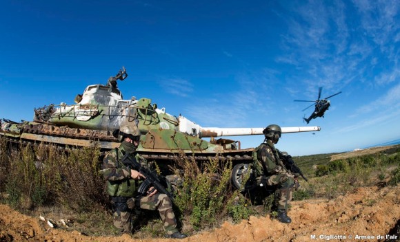 Helicópteros ao fundo e militares do CPA 30 no exercício Salamandre na Córsega - foto 3 Força Aérea Francesa