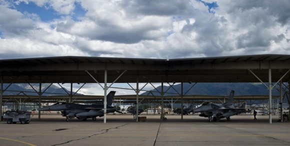 caças F-16 na Base Aérea de Hill nos EUA afetados pela Sequestration - foto USAF
