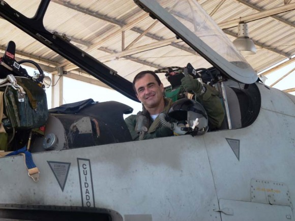 Coronel Roberto Cezar Salvado Fleury Curado voa em Pucará - foto 3 Força Aérea Argentina