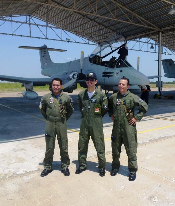 Coronel Roberto Cezar Salvado Fleury Curado voa em Pucará - foto Força Aérea Argentina
