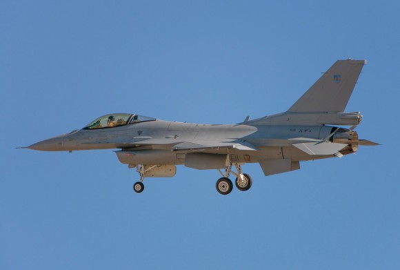 F-16 de Oman - foto Lockheed Martin - C Richards - Code One