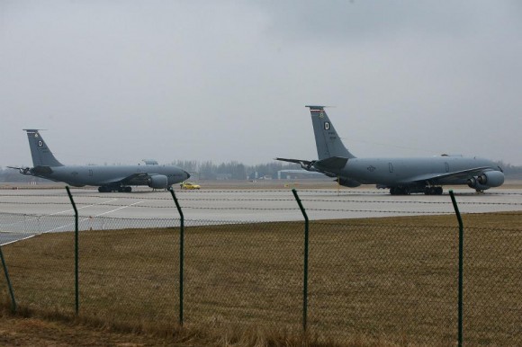 Dois KC-135 em Siauliai para reforço do destacamento no Báltico - foto MD Lituânia