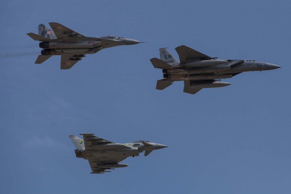 F-15 MiG-29 e Typhoon sobre Siauliai - foto OTAN