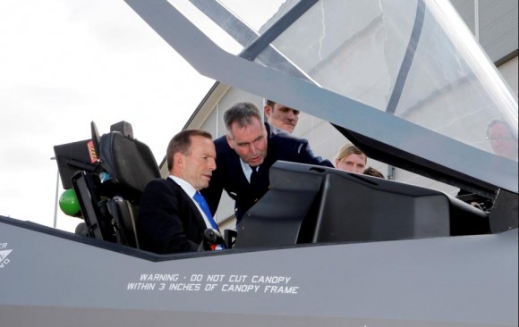 mockup do F-35A é apresentado ao ministro da defesa australiano - foto Min Def da Austrália