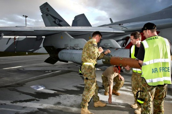 Exercício Stoneage - Super Hornet da RAAF é armado com GBU-24 - foto 2 MD Australia