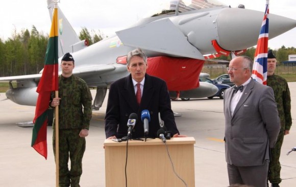 Sec Defesa Reino Unido visita Typhoons em Siauliai - foto MD Lituânia