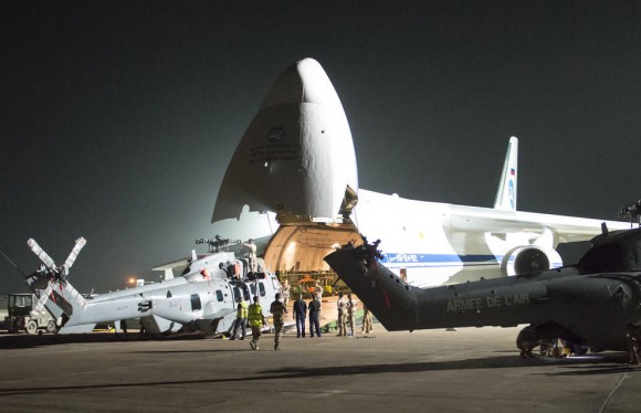 Antonov 124 embarca helis Caracal e Puma - foto Força Aérea Francesa