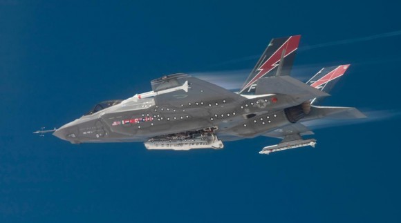 F-35A com baias de armamentos abertas e mísseis externos - foto via  Lockheed Martin