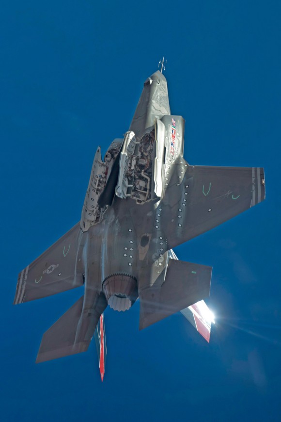 F-35A com baias de armamentos abertas - foto via  Lockheed Martin