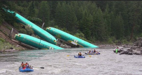 trem descarrila e derruba tres fuselagens no rio - foto reuters