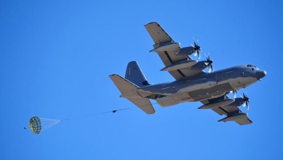 C-130 lança carga - foto USAF