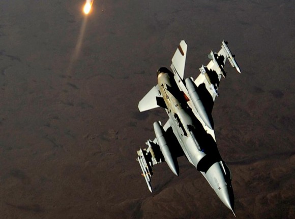 F-16 curva após ataque no Iraque - foto USAF
