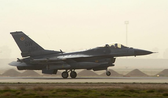 F-16 pousa no Iraque - foto USAF