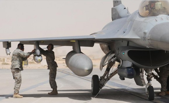 F-16 é armado no Iraque - foto USAF