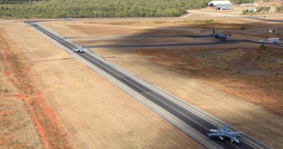 Pitch Black 2014 - caças F-18 taxiando - foto MD Australia