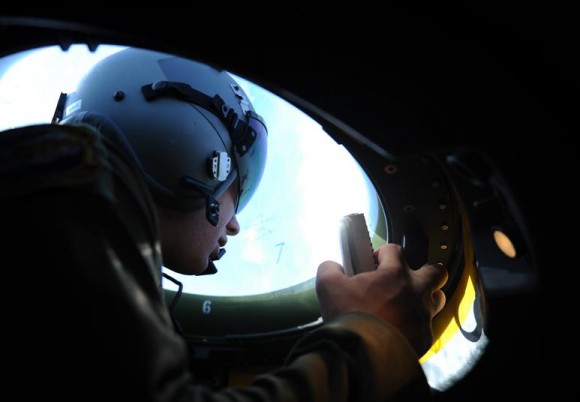 tripulante em bolha de C-130J - foto USAF