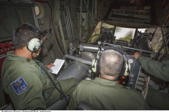 C-130 - treino de combate a incêndio - foto 3 FAB