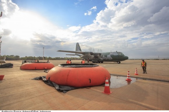 C-130 - treino de combate a incêndio - foto FAB