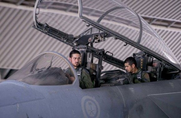 F-15 saudita - parte dos ataques ao EI na Síria - foto 2 AP - Saudi Press Agency via SF Gate